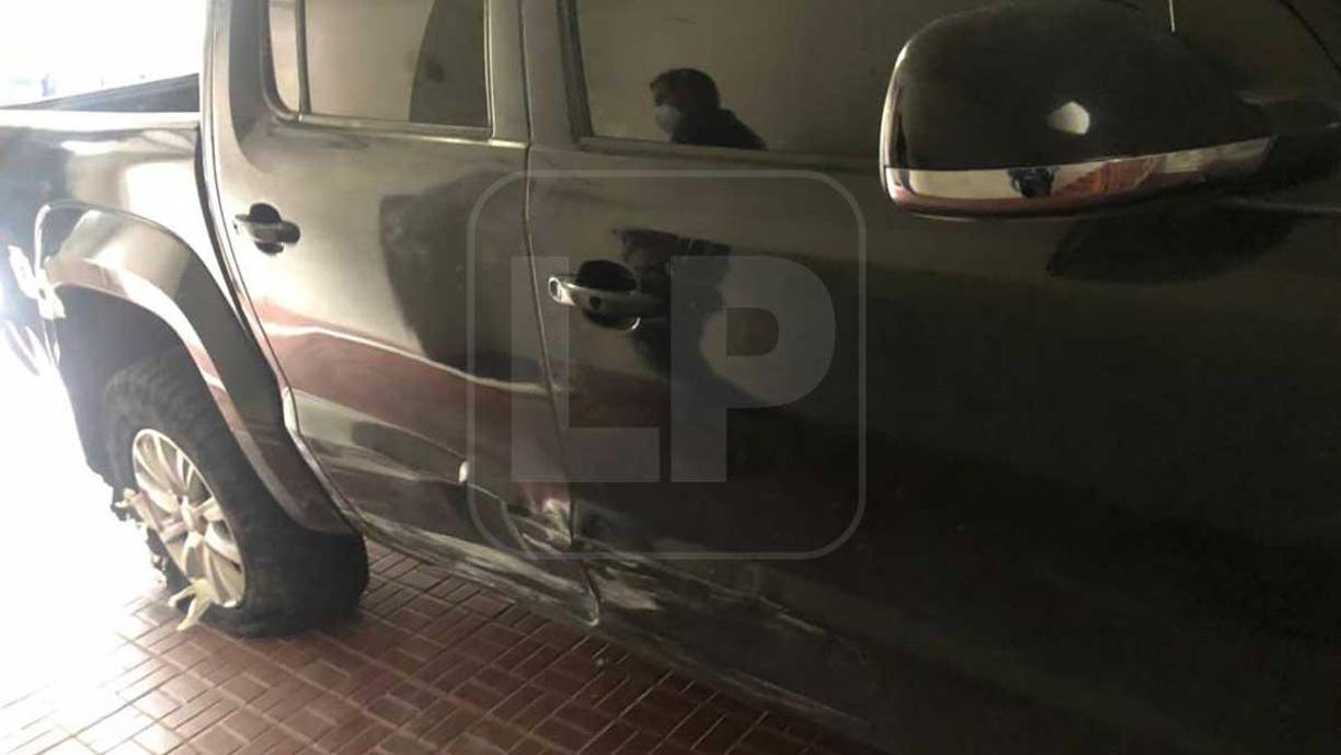 El pick up sin placas tenía un golpe en el lateral derecho que se dio cuando llegaron a la matar a los jóvenes.