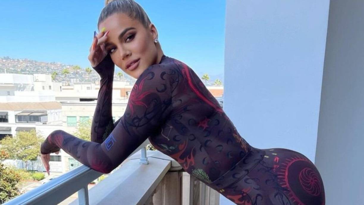 “No desacreditemos mis años de entrenamiento”, le respondió Khloé Kardashian a un usuario en la sección de comentarios de su publicación. “Me levanto cinco días a la semana a las seis de la mañana para entrenar. Por favor, deja de hacer suposiciones”.