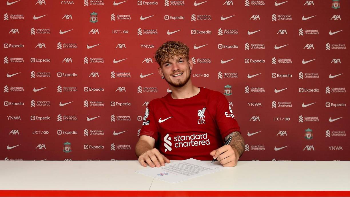 El Liverpool ata a una de sus mejores promesas. Harvey Elliot ha renovado con los ‘reds’ hasta 2027. El joven de 19 años ya ha disputado hasta 22 partidos con el primer equipo, siendo el penalti que anotó en la tanda ante el Chelsea en la final de la Carabao Cup su mejor participación.