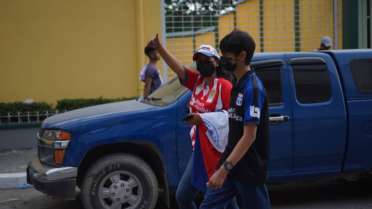 Y es que, una gran atmósfera se vive también en las afueras del estadio.