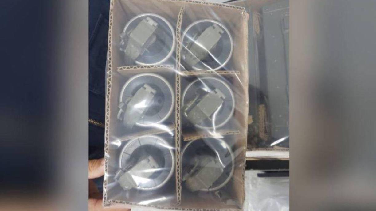 También se hallaron armas de uso prohibido en la casa de la pareja de Ana. Él se encuentra detenido, acusado únicamente por portación ilegal de armas, ya que en la vivienda se encontraron 11 cargadores de fusil 5.56, un cargador de pistola, 171 proyectiles de fusil, 160 casquillos de bala y 6 granadas de fragmentación trifásica.