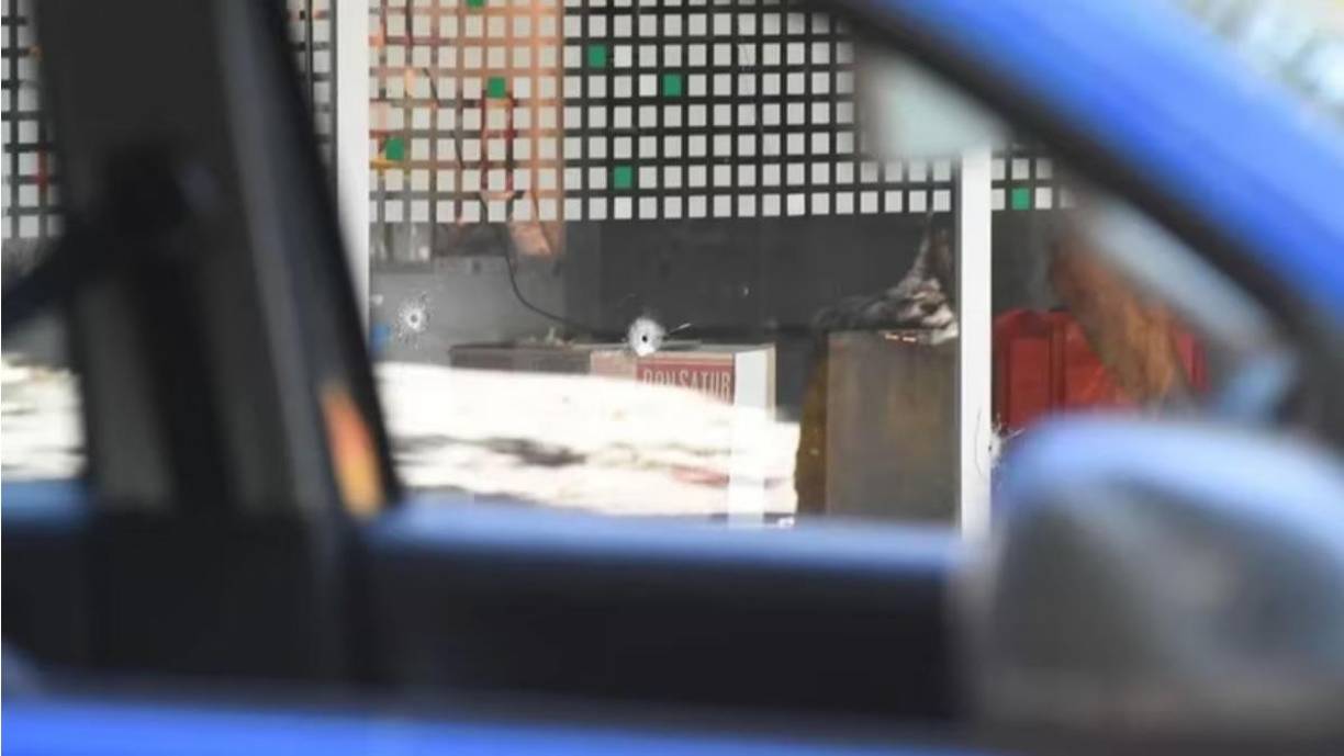 Según se describió, fueron efectuados 14 disparos contra la fachada del local de la familia Roccuzzo, ubicado en la zona oeste de Rosario, ciudad natal del futbolista, situada en la provincia argentina de Santa Fe.