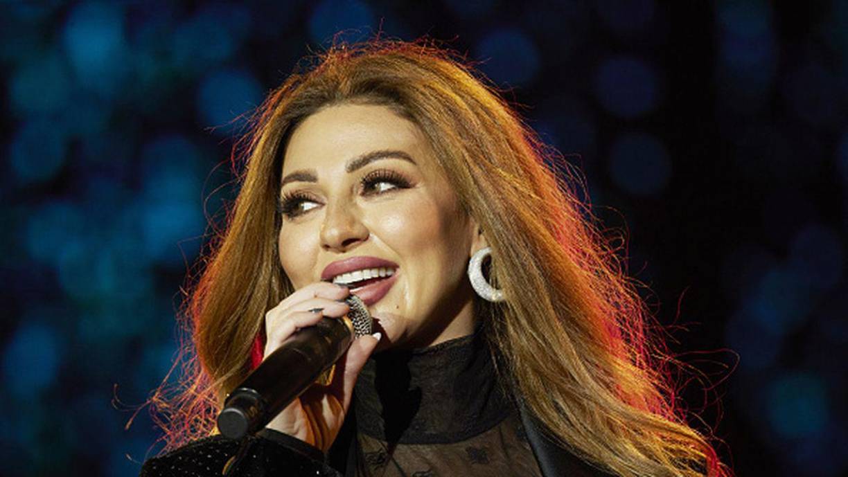 Solo sería hasta los 21 años, en 2003, cuando Myriam Fares grabaría su primer álbum, Myriam. Y el video de la canción Ana Wel Shouk se convirtió en la canción que le daría fama en esta región del mundo.