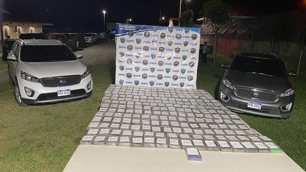 Cabe recordar, que el 12 de julio las fuerzas de seguridad de Honduras interceptaron en el Caribe dos embarcaciones que transportaban al menos 324 kilos de cocaína y arrestaron a sus ocho ocupantes, informó entonces el Ministerio Público.