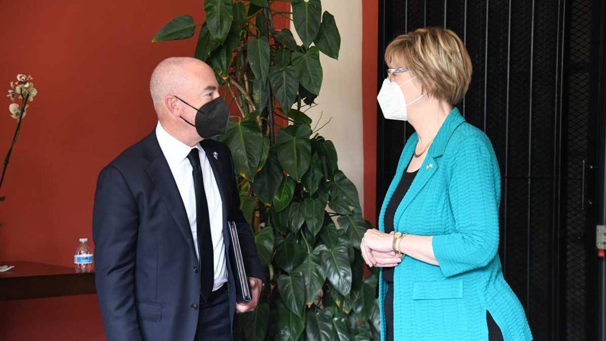 Así lo informó el canciller hondureño, Eduardo Enrique Reina, quien dijo a los periodistas que “ha sido un encuentro muy importante” y que había que “recalcar” que se trata de la única visita que Mayorkas “hace a la región centroamericana”, lo que “refleja la importancia” que Estados Unidos “le da a la relación con nuestro país y la presidenta Castro”.