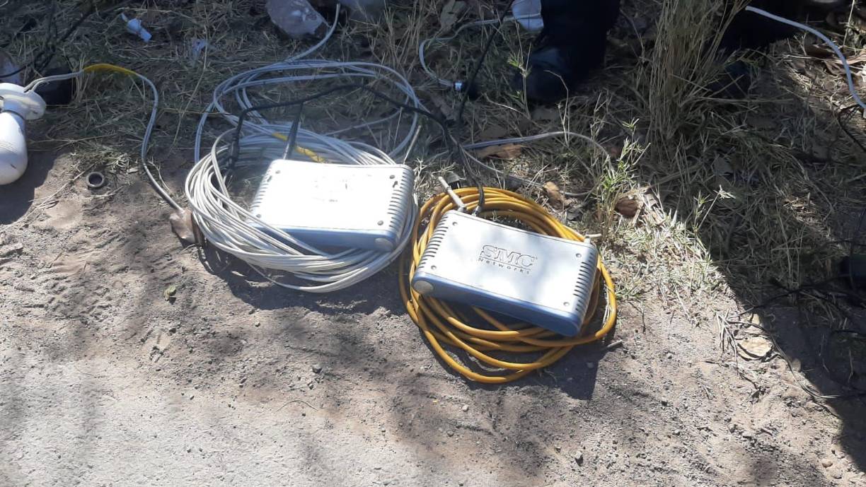 Con estas cámaras que las pandillas han colocado en postes de luz y techos de algunas casas están viendo el registro de las placas de los carros.