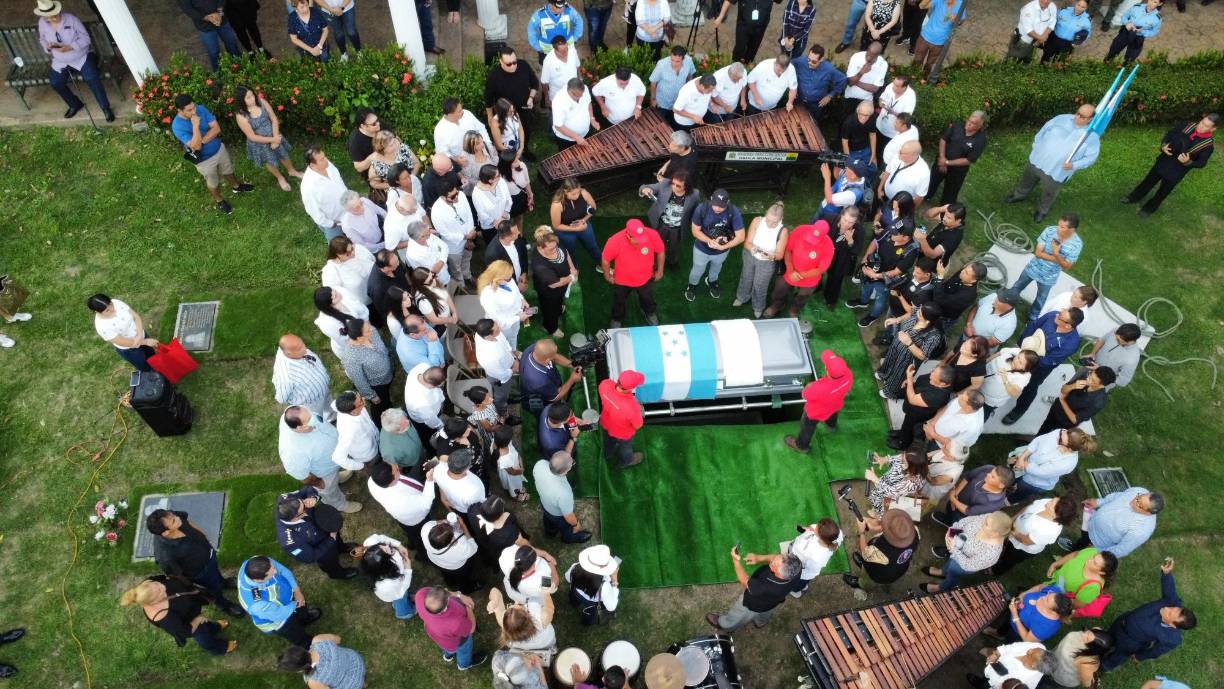 Momentos de suma tristeza se vivieron en el sepelio de Moisés Canelo. 