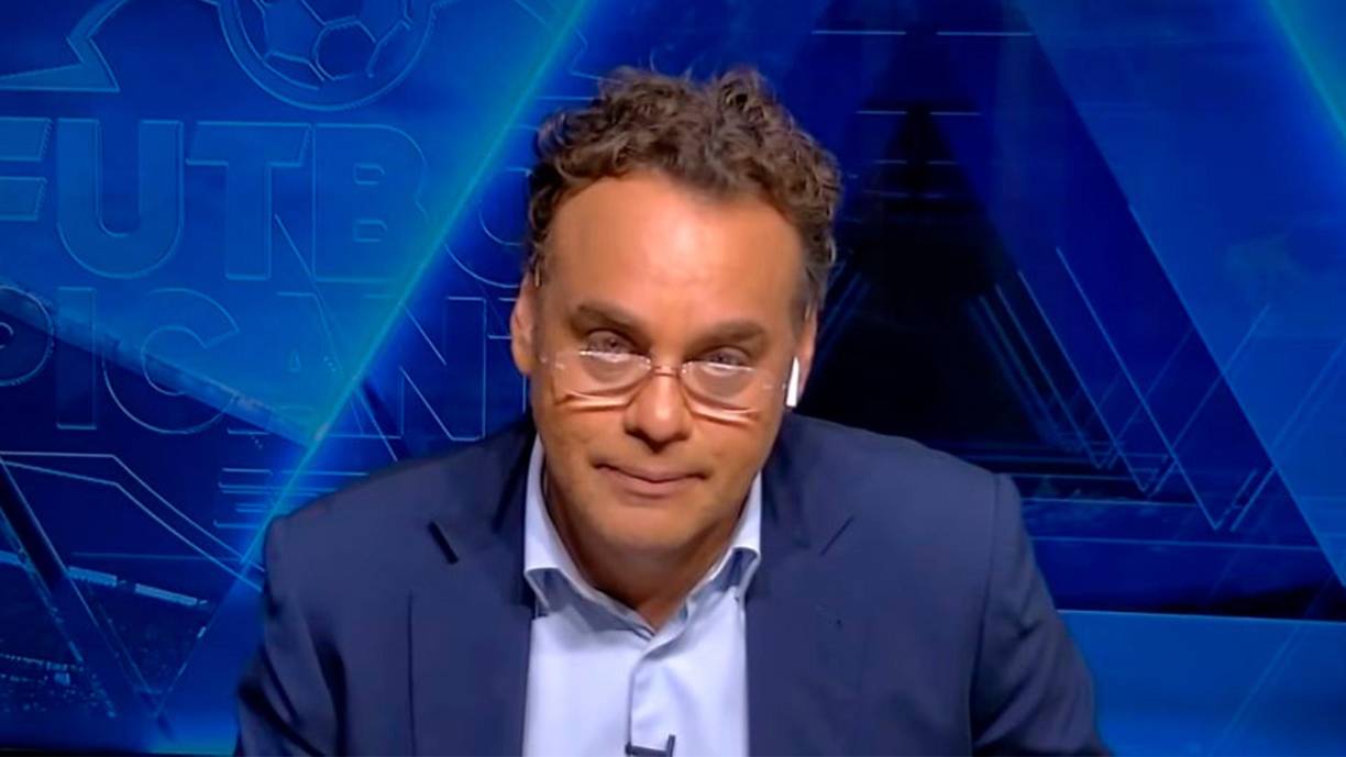 La polémica comenzó por David Faitelson. El periodista de ESPN ‘recordó’ la ocasión que el narrador Paco Villa se vio obligado a ofrecer una disculpa a Santiago Baños, presidente deportivo del América, por criticarlo por la falta de fichajes del equipo previo al Clausura 2022.