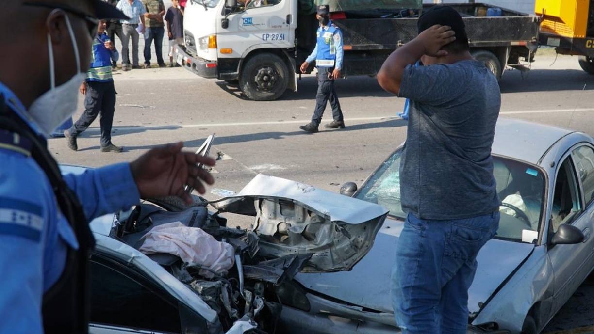 Impactantes imágenes del accidente de rastra con cinco carros que dejó dos muertos en Choloma