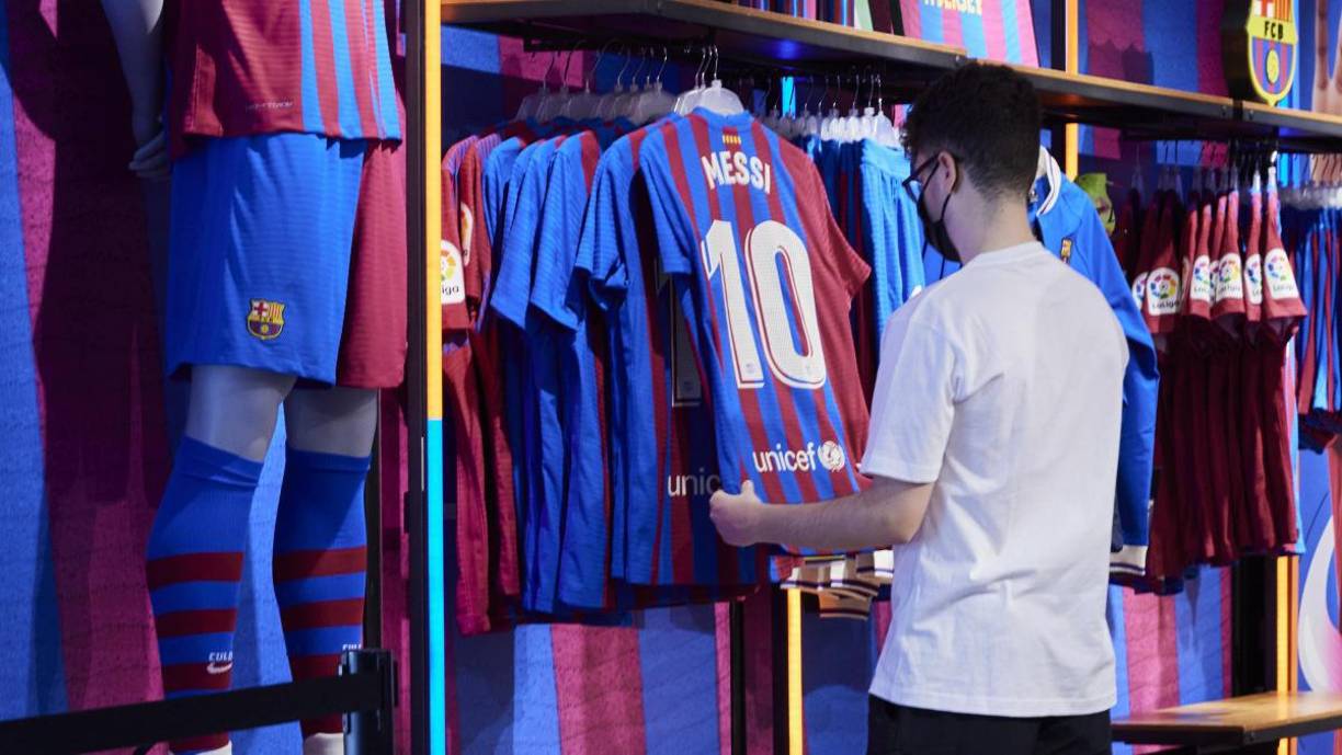Apenas por el rubro de los ingresos comerciales, el Barcelona sufrió una pérdida de 77 millones, junto a otros 17 millones por la pérdida de ventas en los días de partido y otros 43 millones, en ventas de camisetas, de las que un 80 por ciento correspondían al argentino.