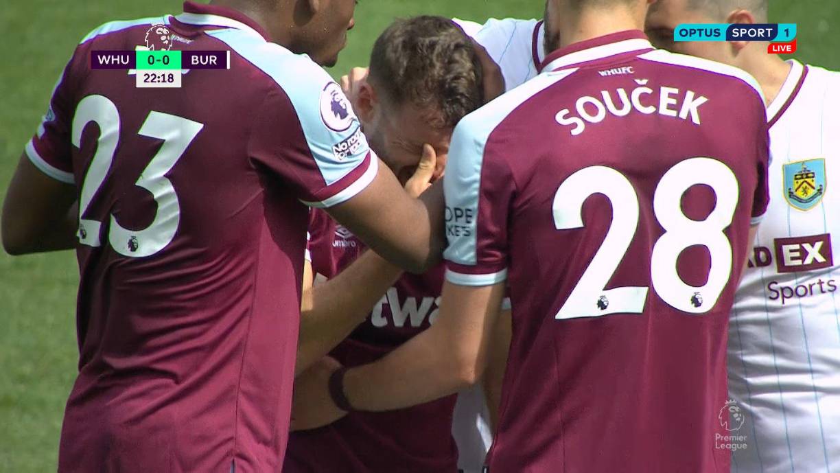 Varios de sus compañeros de equipo tuvieron que acercarse a consolar al centrocampista de los Hammers.