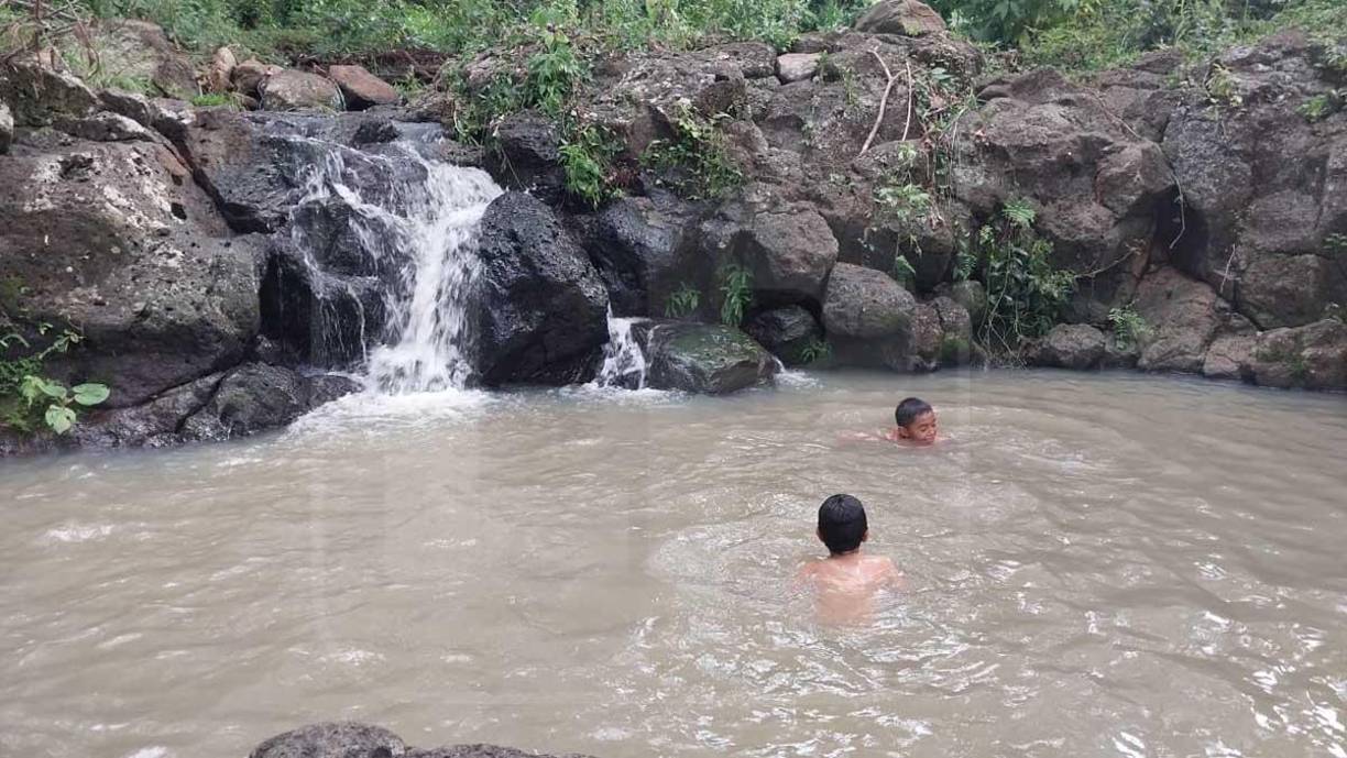 Dos niños disfrutaban en la poza de La Piojosa.