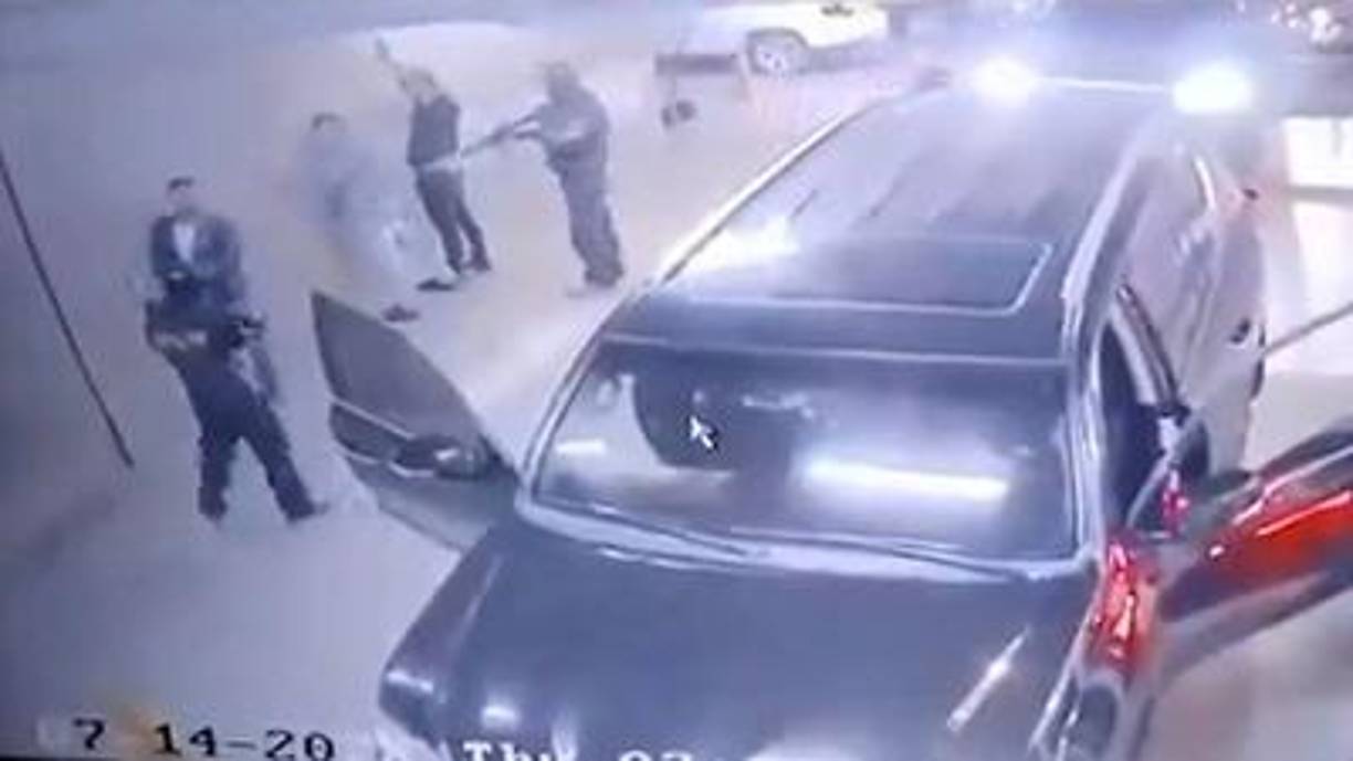 En un video captado por las cámaras de seguridad del lugar se observaba cómo los hombres bajaron al conductor y a Saíd, los acompañantes salieron a reclamar a los sicarios y fueron puestos contra la pared a punta de pistolas.