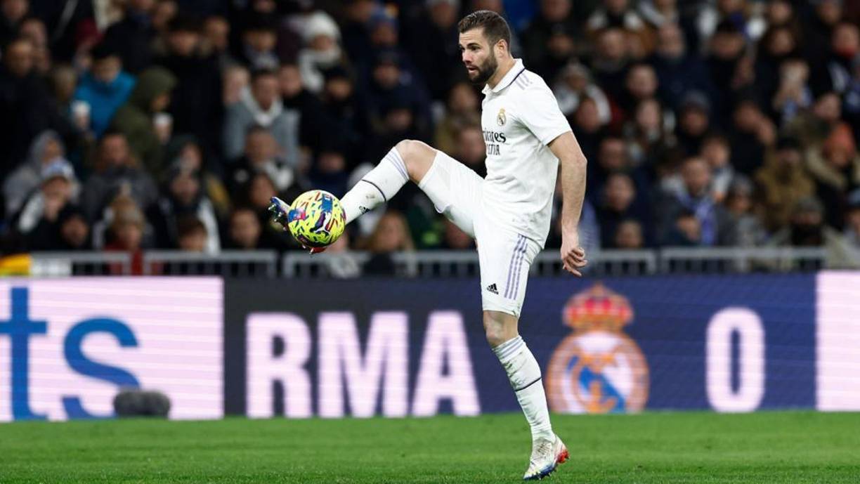 ”A Nacho no le ha gustado en absoluto pasar a ser una de las últimas elecciones de Ancelotti en las grandes citas, y ha tenido que ver como Dani Carvajal, que está lejos de su mejor versión, o Eduardo Camavinga, actuando en una posición desconocida para él, le han pasado por delante en las preferencias del entrenador”, señala la prensa española respecto al defensor. 