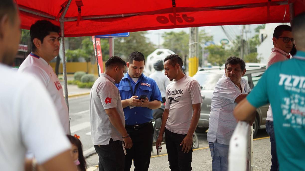 La venta física comenzó desde las 11:00 am y para las horas de la tarde estos ya se habían agotado. ¡Habrá fiesta blanca en San Pedro Sula!