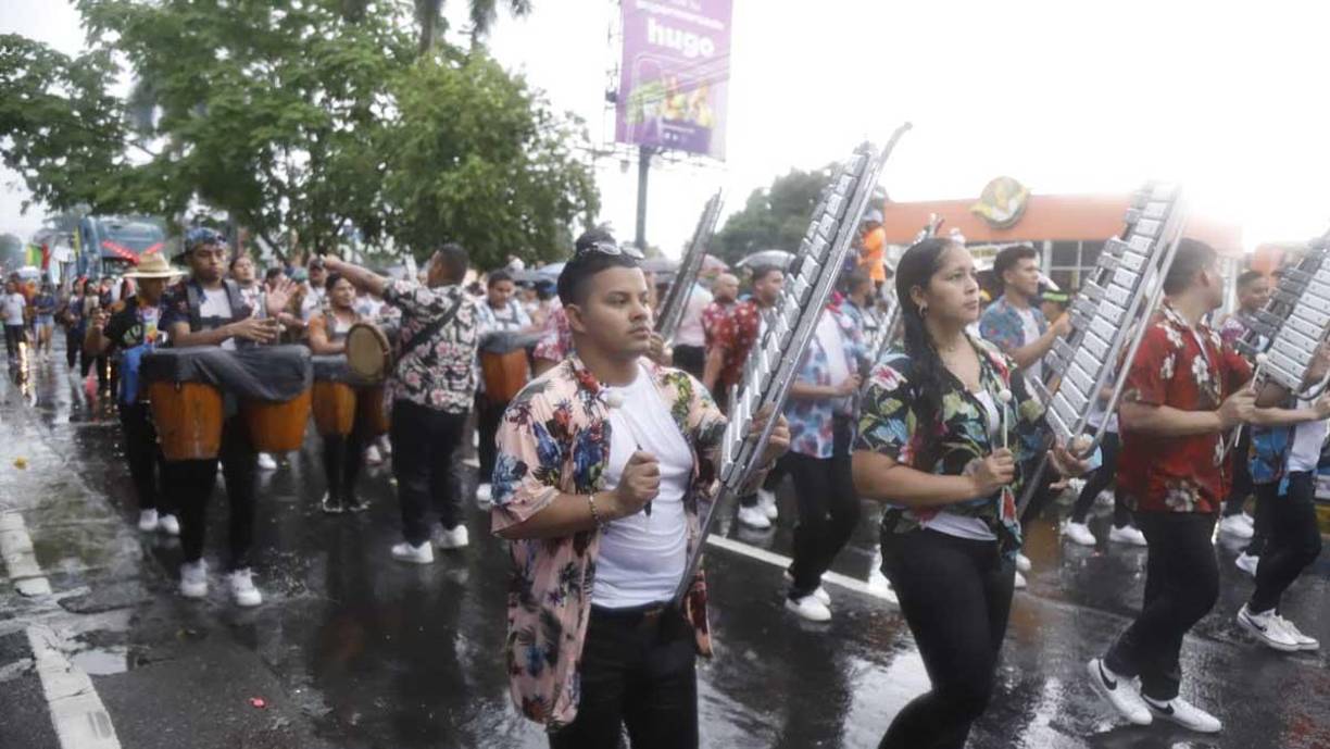 ¡Imparable! Lluvia sorprendió a sampedranos en el desfile de carrozas