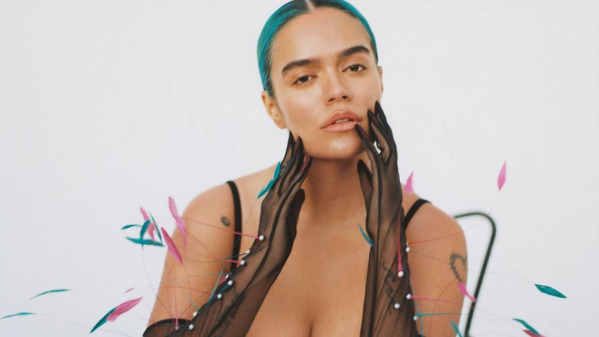 La cantante colombiana aparece en la edición mexicana de la biblia de la moda con la cara lavada para hablar de sus sueños en el terreno profesional y de las presiones que aún soportan las mujeres a la hora de comportarse de una forma determinada o ceñirse a unos cánones de belleza imposibles.