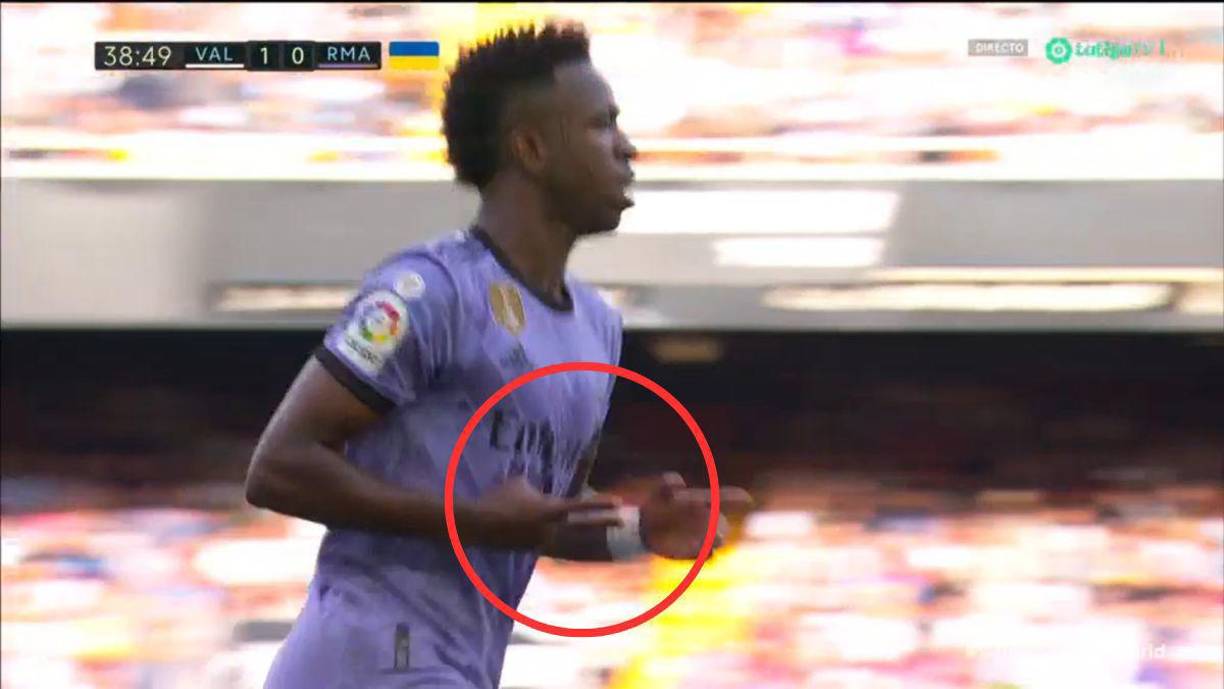 Vinicius también ha sido objeto de críticas por un gesto hacia la tribuna (hizo el dos con sus dedos), lo que muchos interpretaron como burla y provocación a los aficionados del Valencia, que pelean por no irse al descenso. 