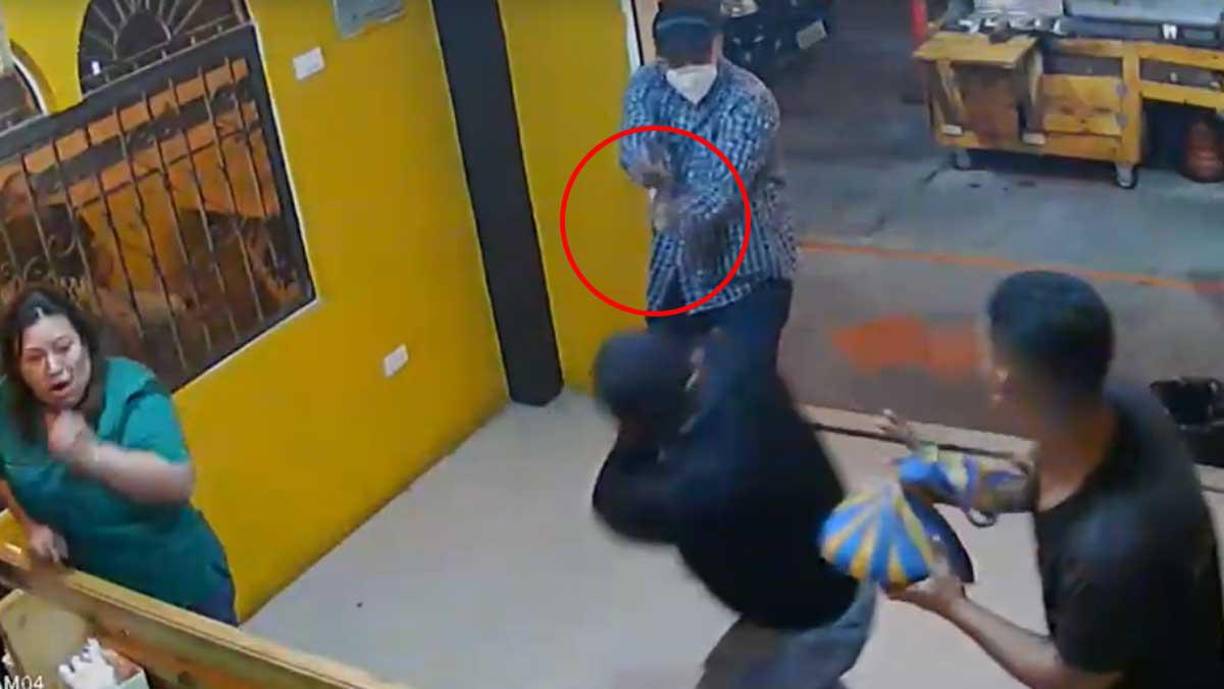 En ese momento, el agente de la policía, optó por detener a los sujetos y evitar el asalto.