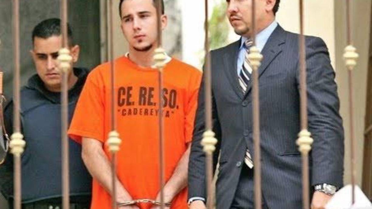 Después del doble homicidio, Santoy golpeó a la niñera y la mantuvo como rehén en su huida, liberándola después en el centro de Monterrey. 