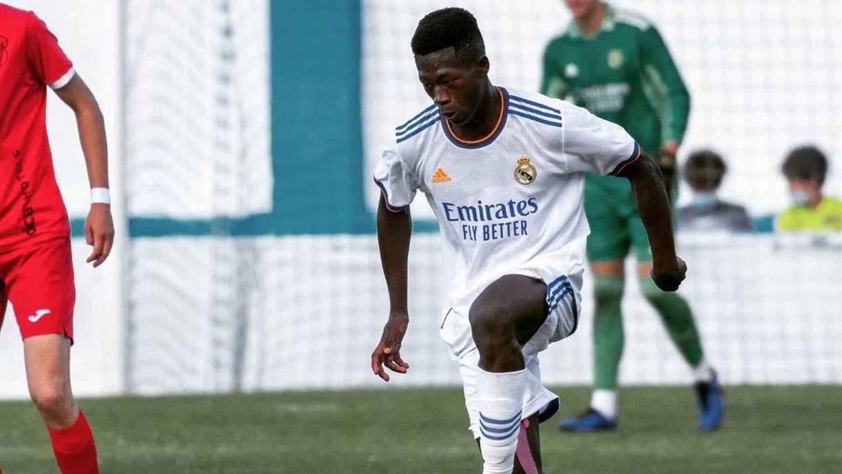 Real Madrid y Olympiacos han llegado a un acuerdo para el traspaso del joven futbolista Diby Keita al club griego. El extremo del Juvenil A, que se ha entrenado en alguna ocasión con la primera plantilla, se comprometerá con el equipo griego por esta temporada y cuatro más.
