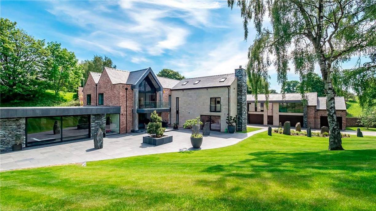 Así es la impresionante casa de Cristiano Ronaldo en las afueras de Mánchester.
