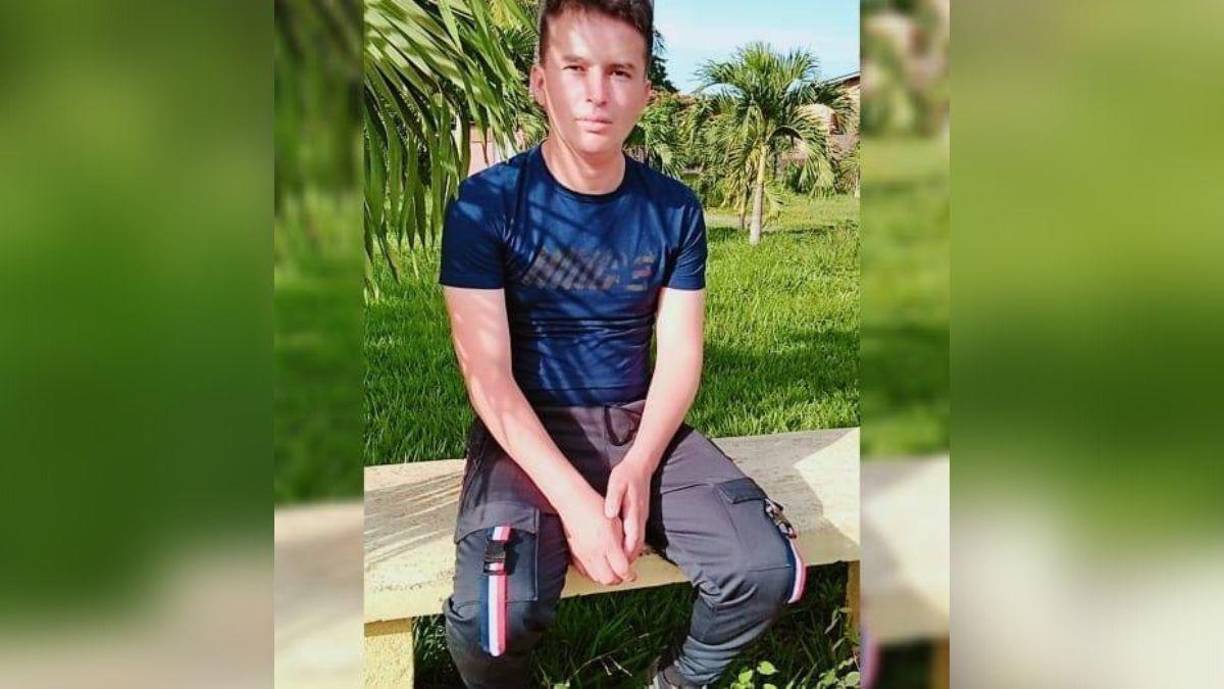 En un video difundido en redes sociales se escucha al policía herido pedir ayuda mientras se desangra en la unidad. 