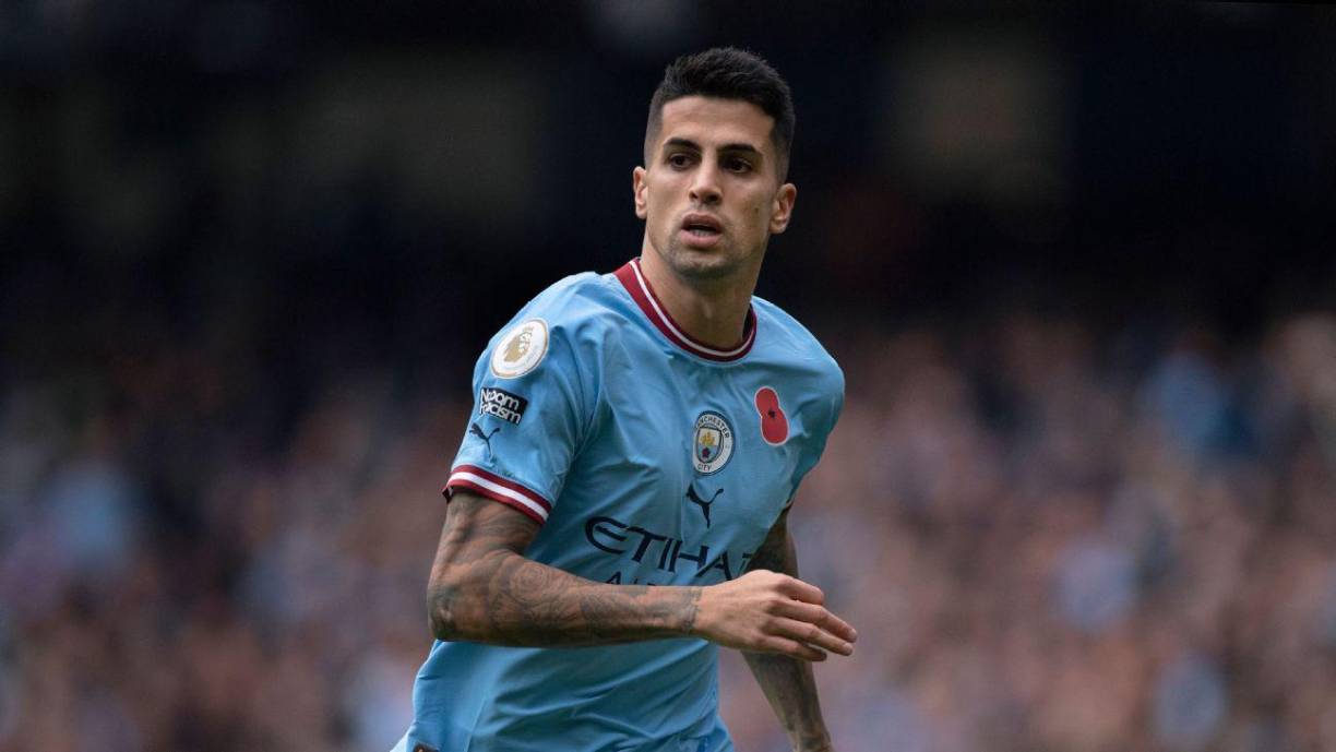 Joao Cancelo interesa a los grandes clubes de Europa. El portugués ha sido suplente en cuatro de los últimos seis partidos del Manchester City entre Premier League, FA Cup y Carabao Cup. El luso es uno de los mejores laterales izquierdos del mundo. Todos los grandes de Europa se encuentran atentos a su situación en el Etihad Stadium.