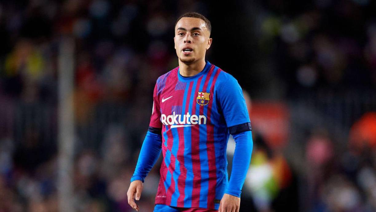 El ‘Daily Mail’ informa que el Chelsea está interesado en Sergiño Dest, lateral derecho estadounidense del F. C. Barcelona. El jugador norteamericano podría entrar en algún tipo de operación entre ambos clubes, ya que Marcos Alonso y César Azpilicueta son dos jugadores del equipo londinense que están en la agenda del cuadro culé.