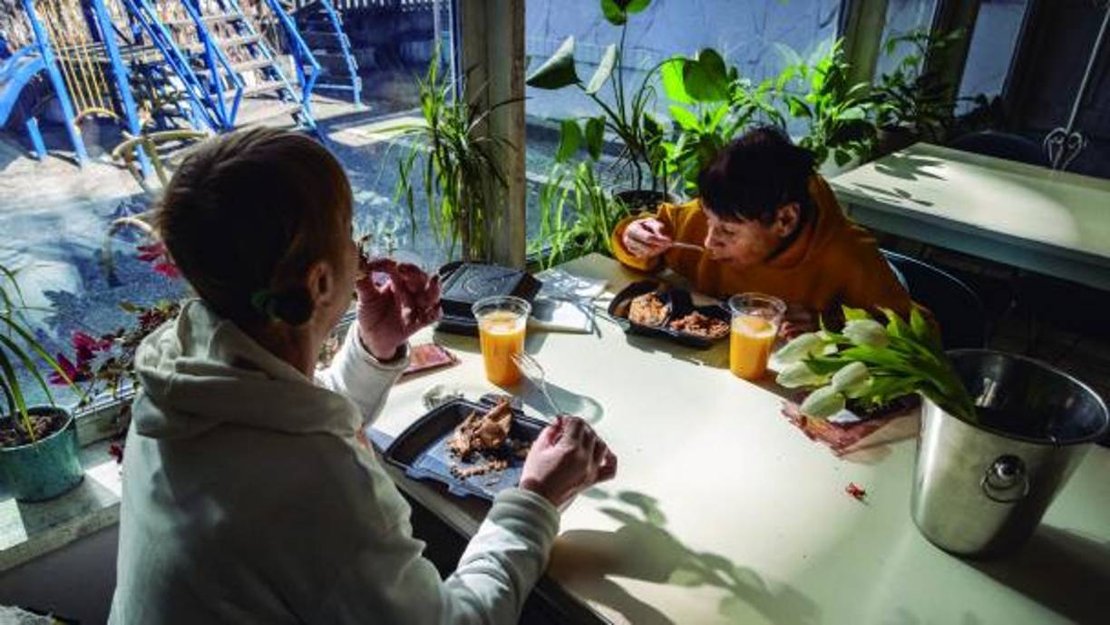 En Qatar no se puede recibir la comida de la mano izquierda de otra persona. Esta extremidad es reservada para la higiene personal en este país.