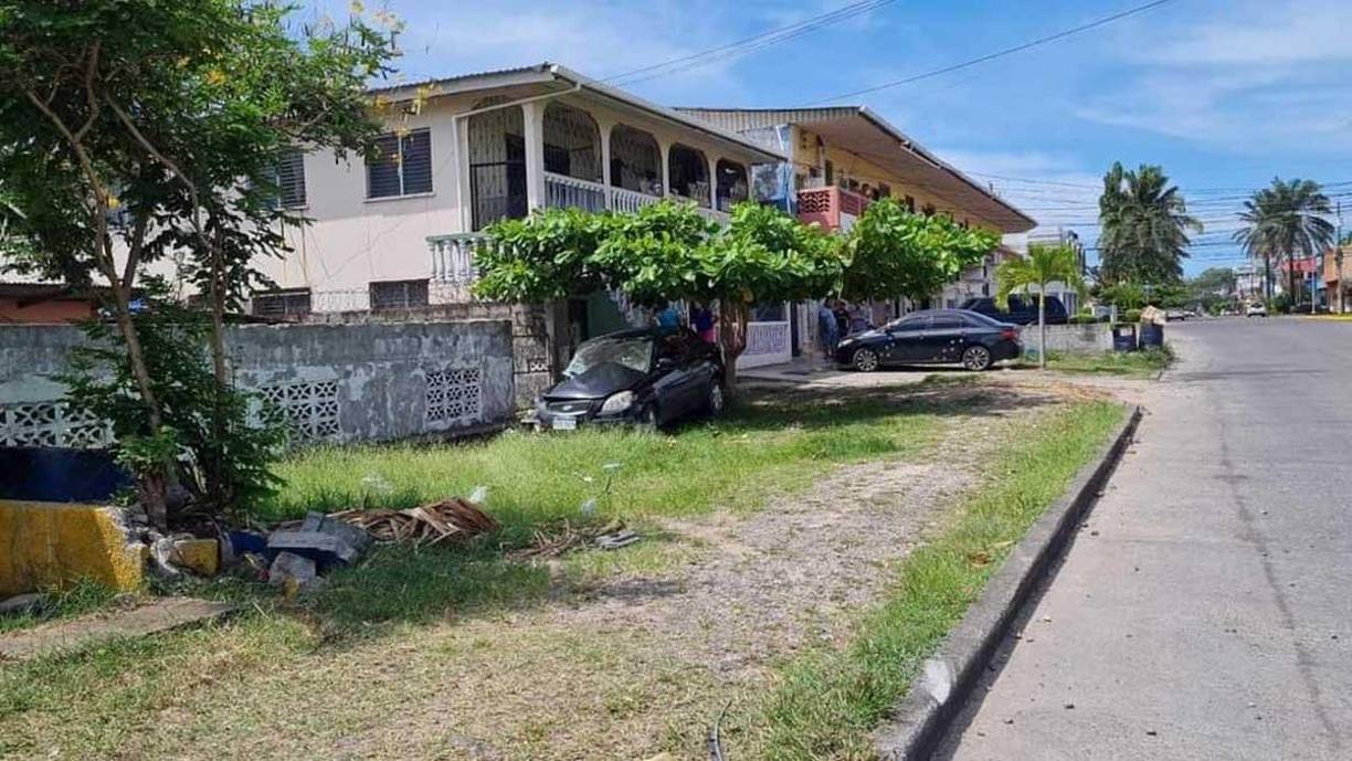 Ella conducía el carro negro, iba en su vía, le pitó al hombre en los últimos segundos pero el nunca se detuvo. 