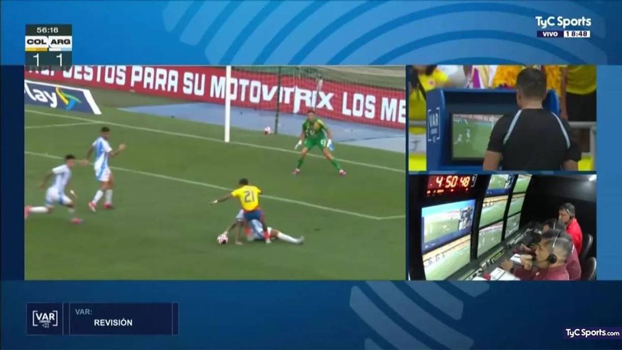 El VAR revisó la jugada y el árbitro señaló el penal a favor de Colombia ante el enfado de los argentinos.