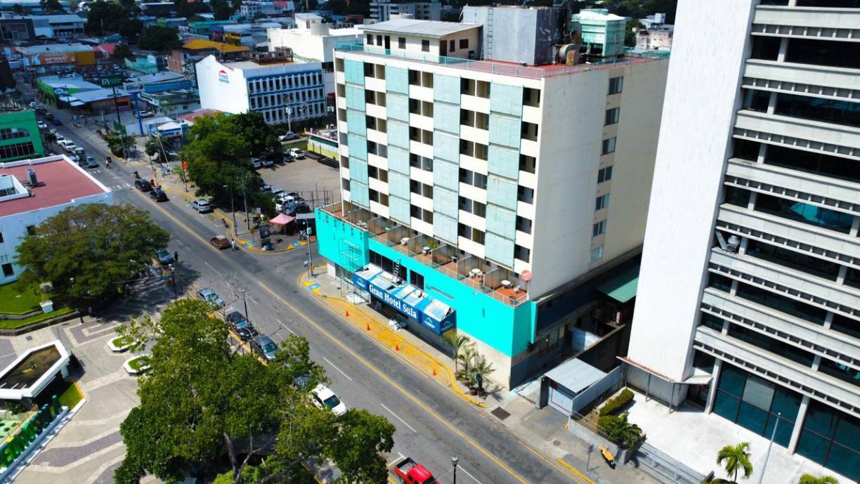 Desde 2021, el edificio donde funcionó por varias décadas el emblemático Hotel Sula está en venta.