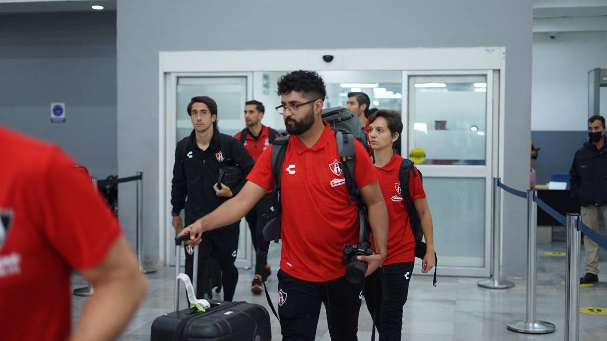 El Atlas de México arribó a San Pedro Sula y se vio sorprendido por una pareja de hondureños que lo esperaban en el Aeropuerto Ramón Villeda Morales.