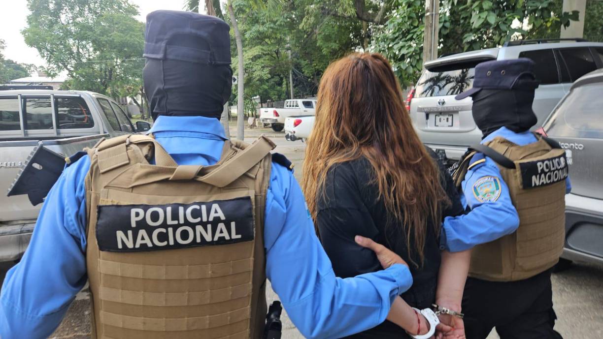 Testigos relataron que recibió una llamada antes de ser emboscado por cuatro individuos vestidos de policías, quienes le dispararon al menos 20 veces con fusiles AR-15. 