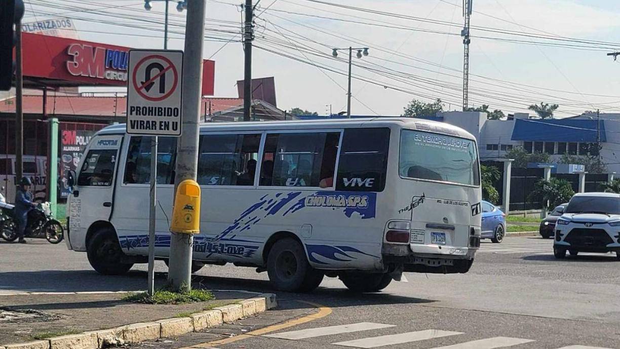 No es que no querramos a los conductores de rapidito, pero se lucen para las fotos. Este cholomeño hace un viraje incorrecto y pues fue captado en el acto. Con esas acciones exponen la vida de los pasajeros que depositan en ellos su confianza por necesidad.