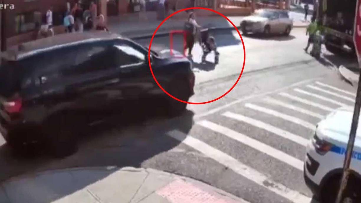 El conductor casi aplasta a la pequeña de dos años. 