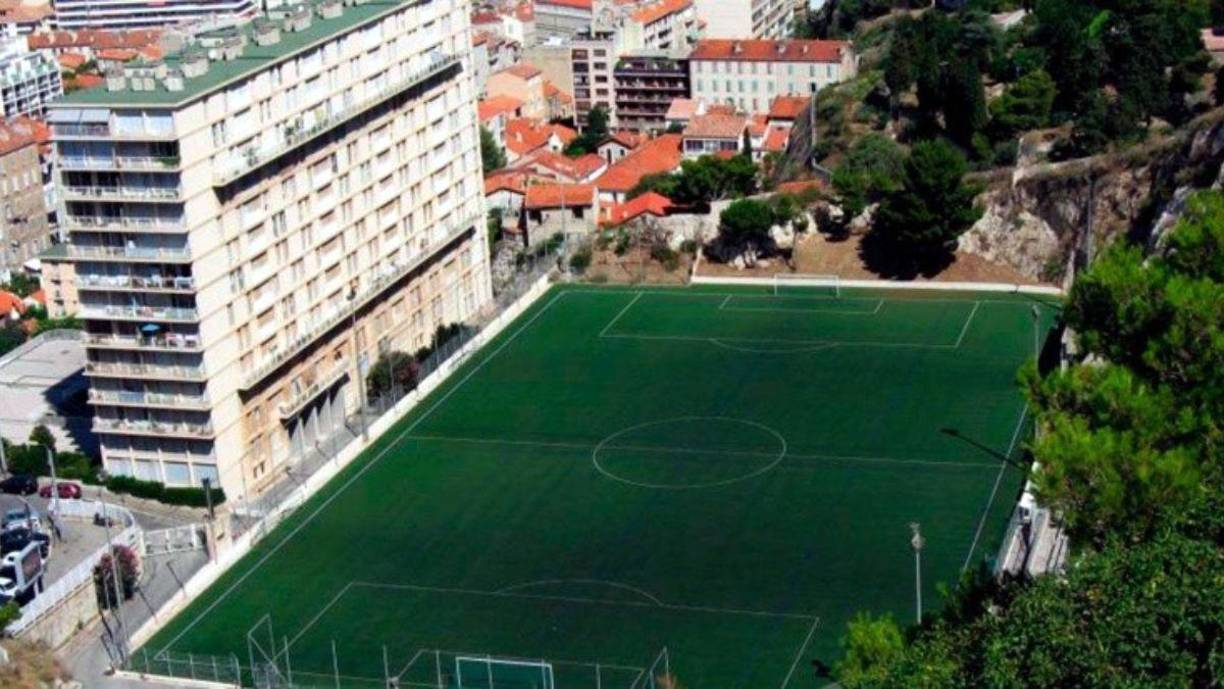 Stade Francis Di Giovanni está ubicado en Marsella y acá juega el Union Sportive Marsella. Se destaca por su ubicación entre una lomada rocosa y un edificio de quince pisos. No hay tribunas en el estadio.