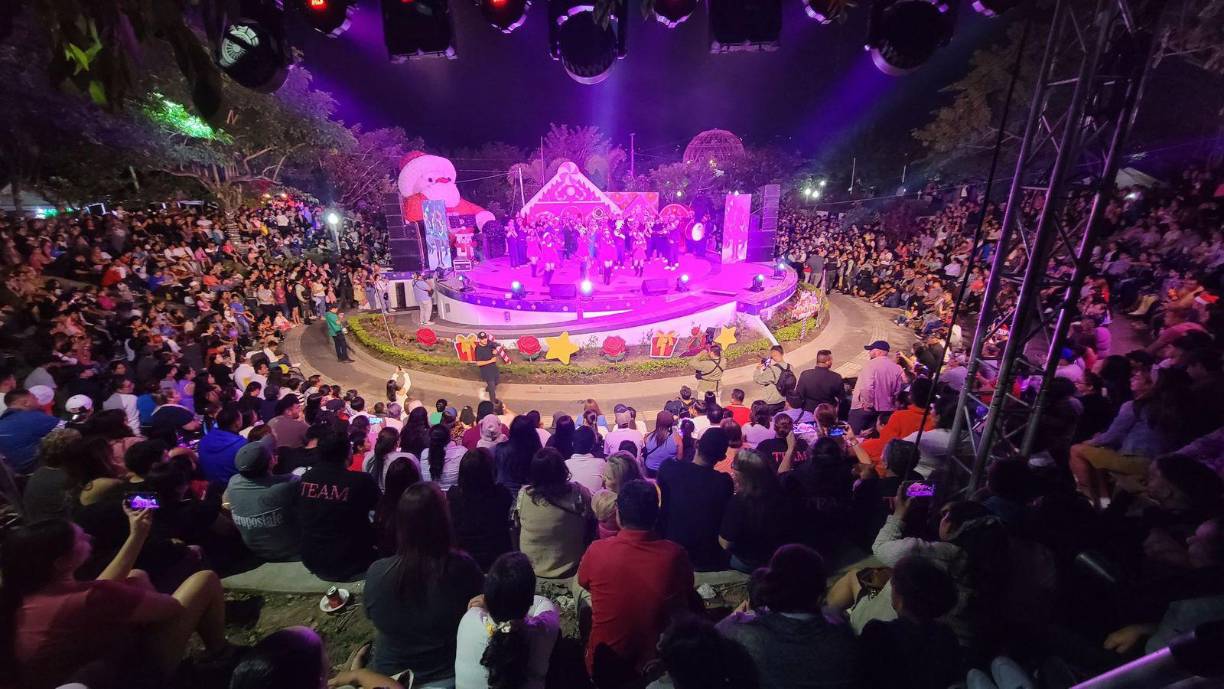 Varias ciudades también han creado las tradicionales villas navideñas para que las familias disfruten de la temporada.