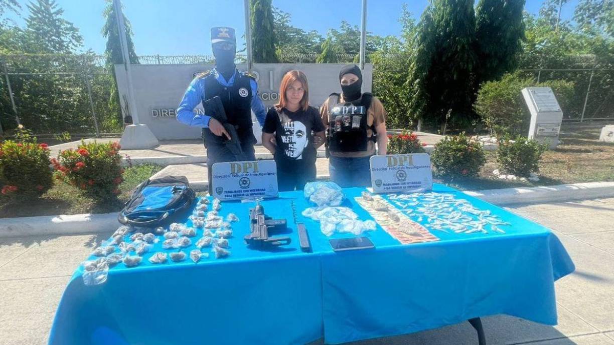 También 90 envoltorios de plásticos con droga crack, 37 bolsitas plásticas con supuesta marihuana, 110 bolsitas plásticas con supuesta cocaína, 2,750 lempiras en diferentes denominaciones y un teléfono celular.