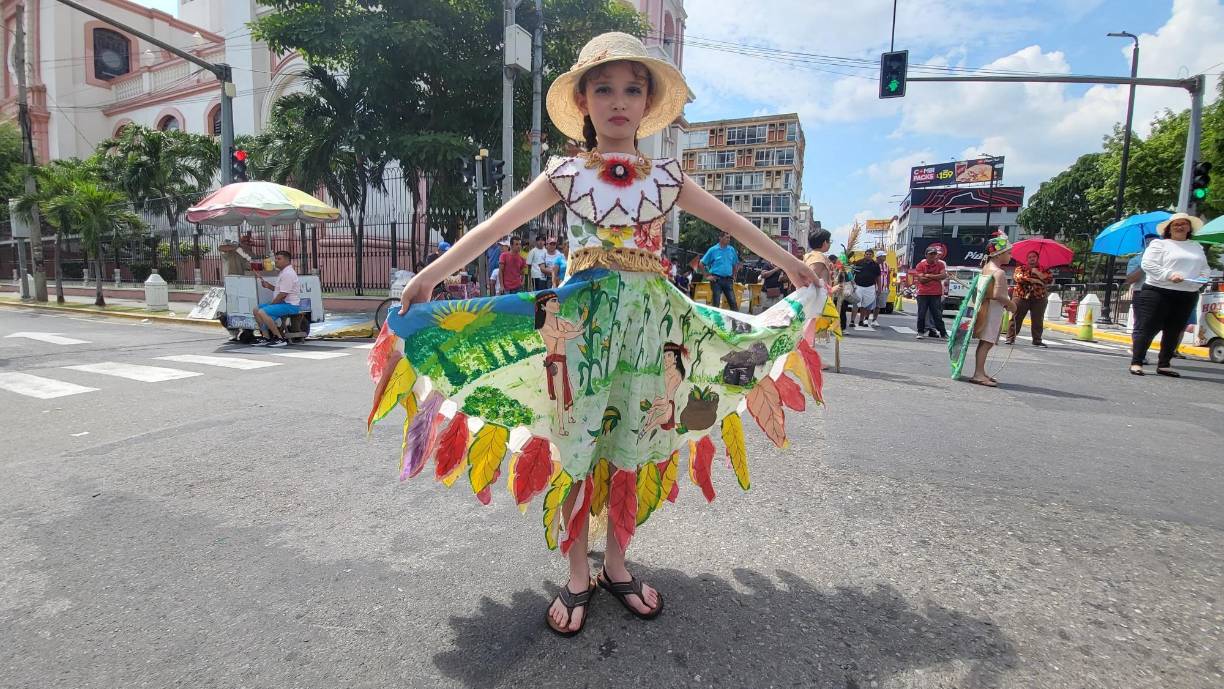 Monserrath Aguirre, con un hermoso vestido, de la Latin American School.