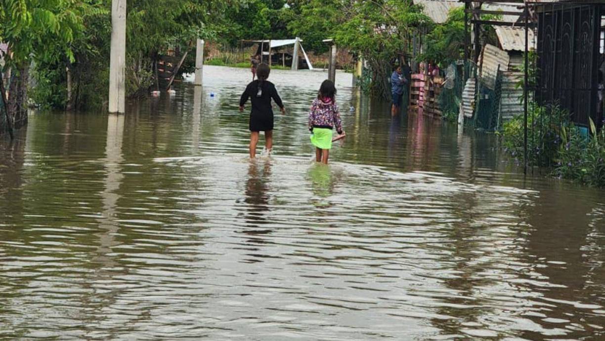 La Secretaría de Gestión de Riesgos y Contingencias Nacionales de Honduras indicó en un comunicado que la alerta amarilla, por 24 horas, obedece al aumento en el caudal de los ríos en el sector de Omoa e inundaciones urbanas de Choloma, en Cortés.