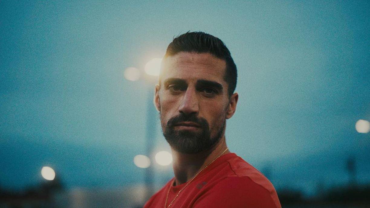 Luego del comunicado, el futbolista tuvo que limitar los comentarios en sus publicaciones ante las constantes reacciones de los fans de Becky G.