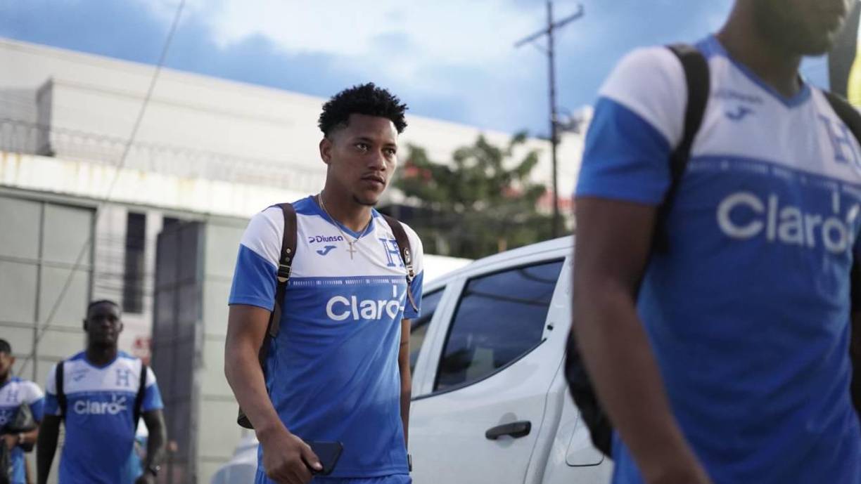 ¿Quién es?, se preguntaban varios periodistas que cubrían el entrenamiento de la ‘H’. Pues se trata de Kenny Bodden, defensor central del Marathón. Tiene su primer llamado por Rueda.