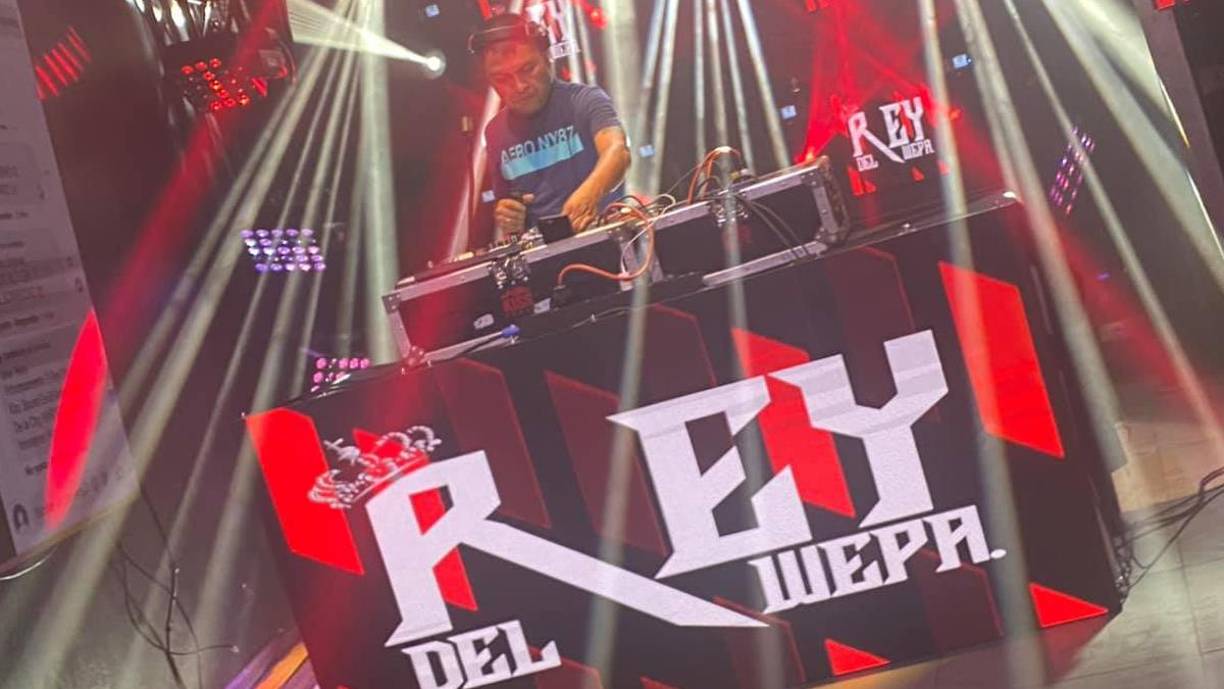 El DJ se hizo conocido por crear un espectacular ‘sonidero’ con sus bocinas, además de brindar un estilo diferentes a las cumbias.