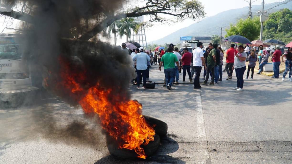 Los empleados públicos quemaron llantas en el carril que va de San Pedro Sula a Tegucigalpa.