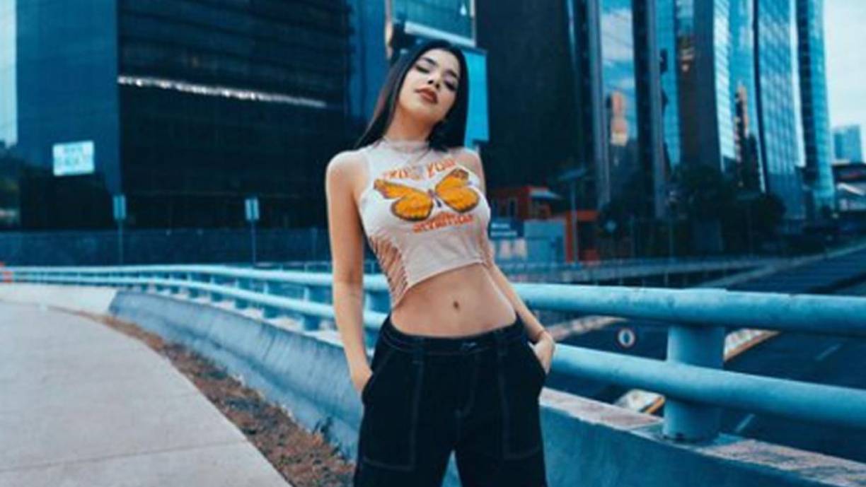 Canciones como “La Carta”, “Gracias Dios”, “Morir de Amor” y “Cambios”, forman parte de los títulos de su primer larga duración. 