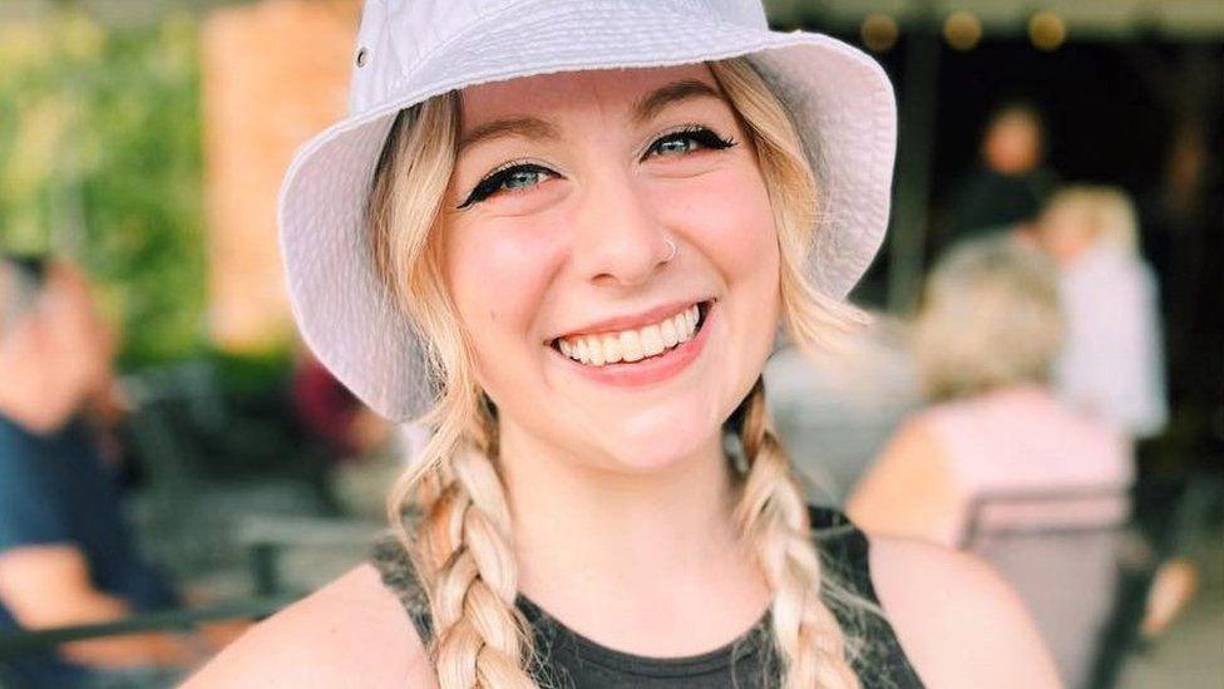 La maestra ha sido elogiada por la manera en que enfrentó los disparos, tras los cuales escoltó a sus 20 estudiantes hacia un lugar seguro. La educadora estuvo hospitalizada por dos semanas.