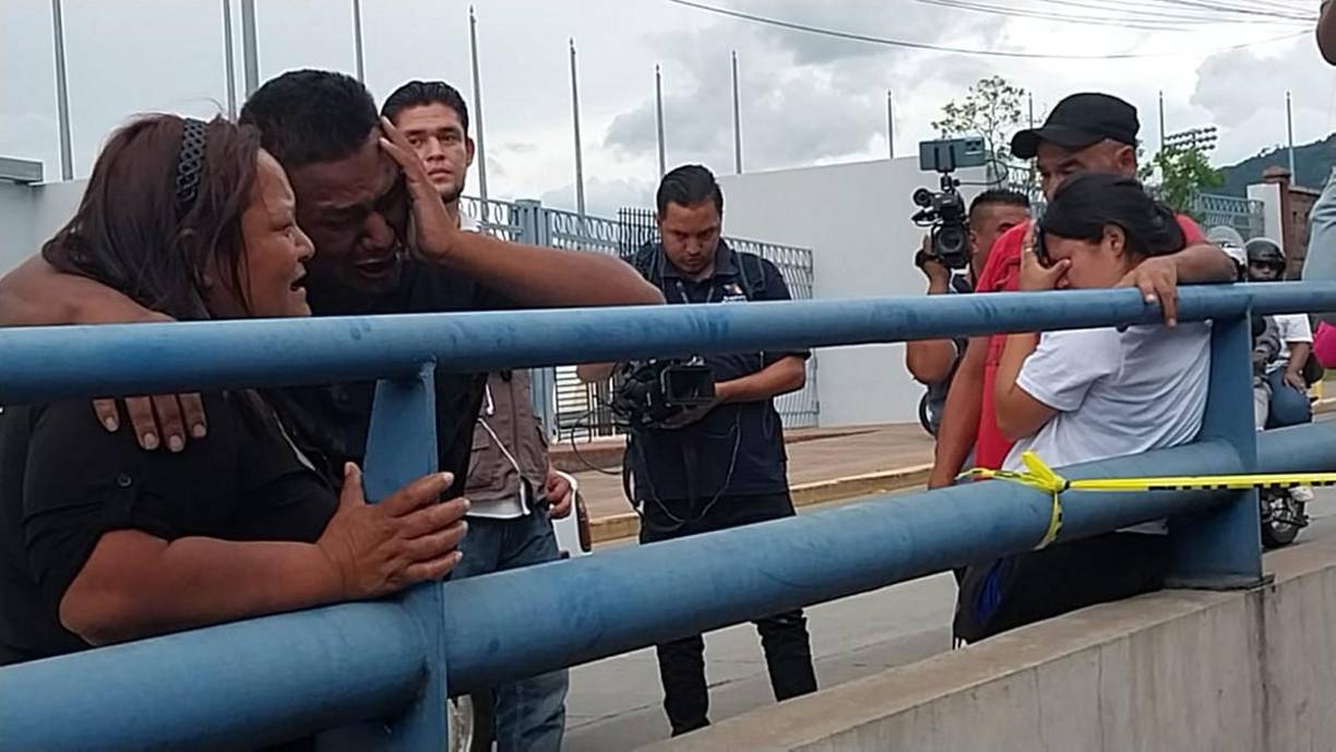 Ahora, el conductor, quien no fue identificado, permanece hospitalizado y con resguardo policial, pues al ser dado de alta deberá enfrentar un proceso por los delitos de conducción temeraria, lesiones y homicidio. El inspector Lagos indicó que desde Vialidad y Transporte se le cancelará la licencia para que nunca más vuelva a conducir.