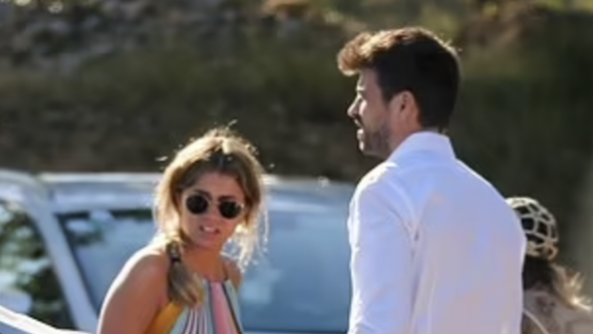 Como ya se ha mencionado antes, Clara Chia trabaja para Kosmos Global Holding, la empresa del futbolista del FC Barcelona. Sin embargo, en los últimos días se dio a conocer que la joven ha decidido trabajar desde casa debido a la presión mediática y el acoso de los paparazzi. 